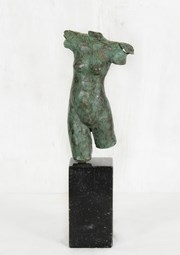To be proud. Bronzen beeld van Nell de Veer.