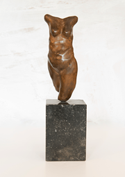 A little bit older. Bronzen beeld van Nell de Veer.