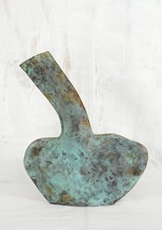 Vaas. Bronzen beeld van Nell de Veer.