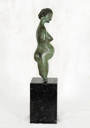 Hoopvol. Bronzen beeld van Nell de Veer.