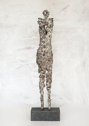 Here I stay. Bronzen beeld van Nell de Veer.