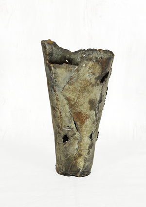 Cilindervaas. Bronzen beeld van Nell de Veer.