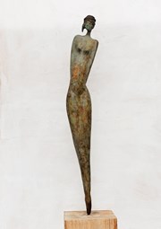 Verlegen. Bronzen beeld van Nell de Veer.